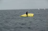 Un bateau jaune chaviré